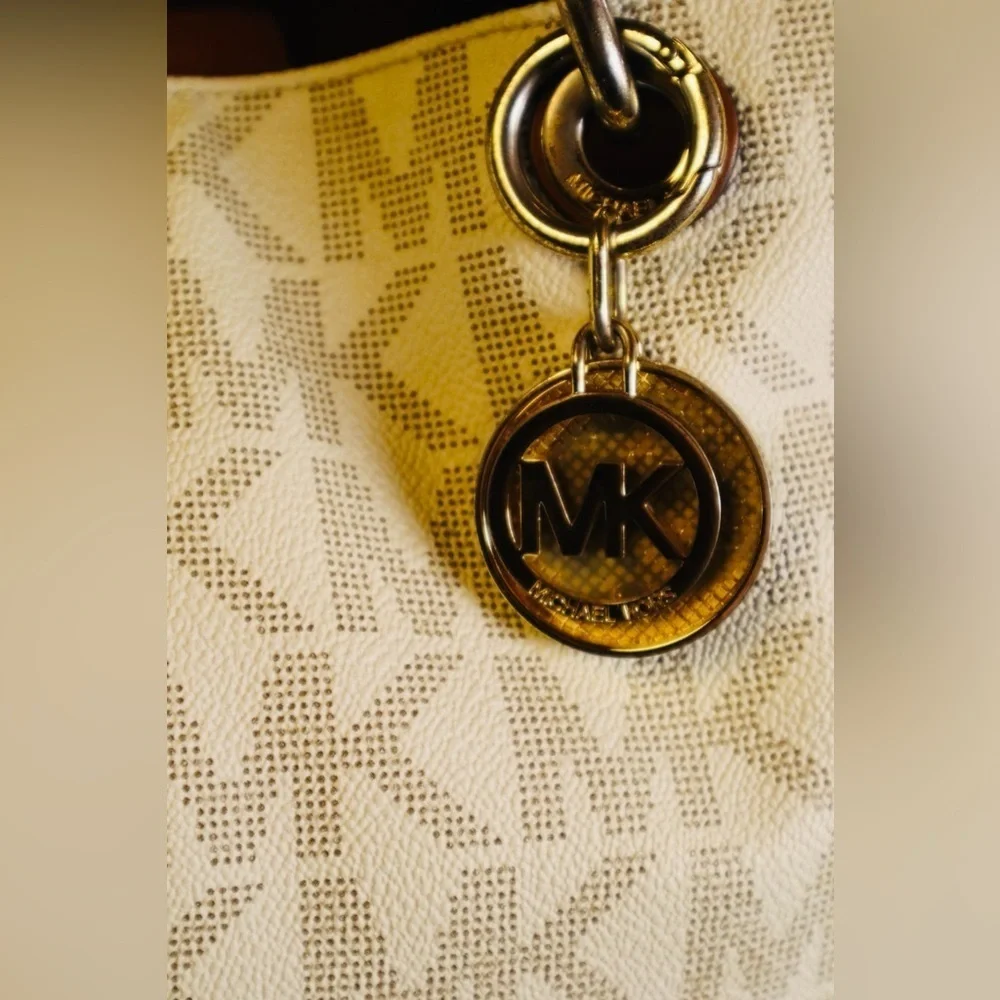 Michael Kors Cynthia Signature Logo w/Jet Set Travel Logo Quarter-Zip Wallet